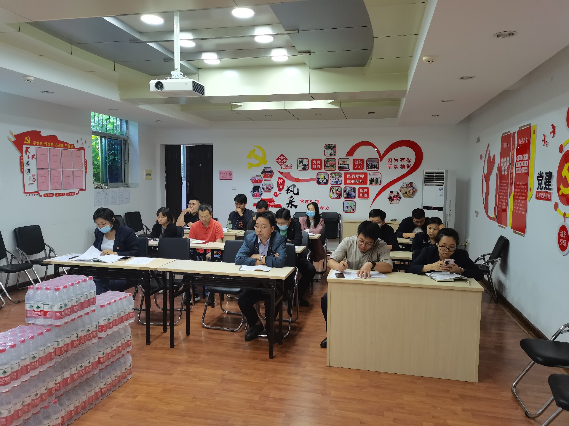 第四黨支部開展 “嚴(yán)守紀(jì)律規(guī)矩 加強作風(fēng)建設(shè)”專題黨員大會
